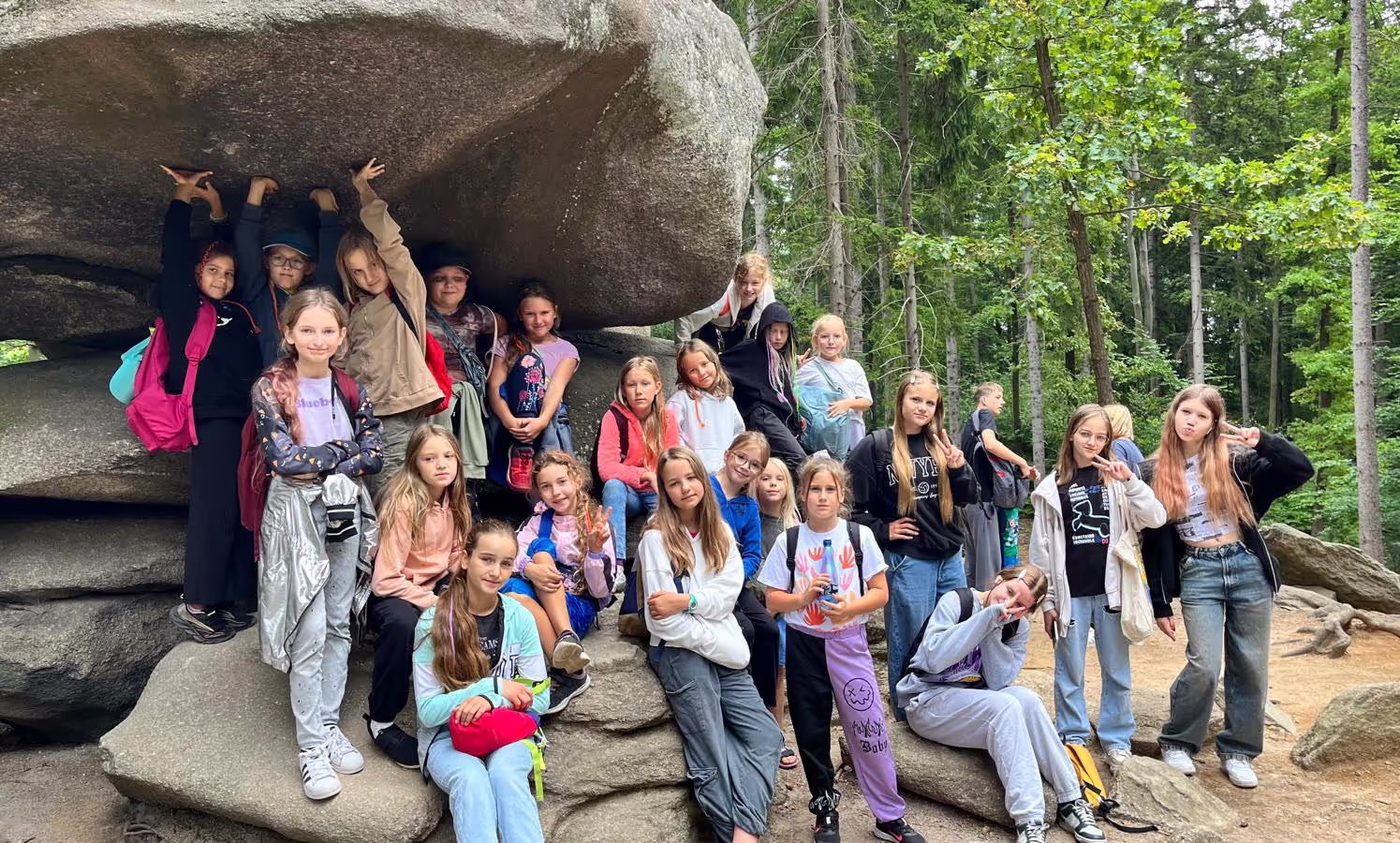 Zdjęcie dzieciaków z dyplomami ukończenia obozu