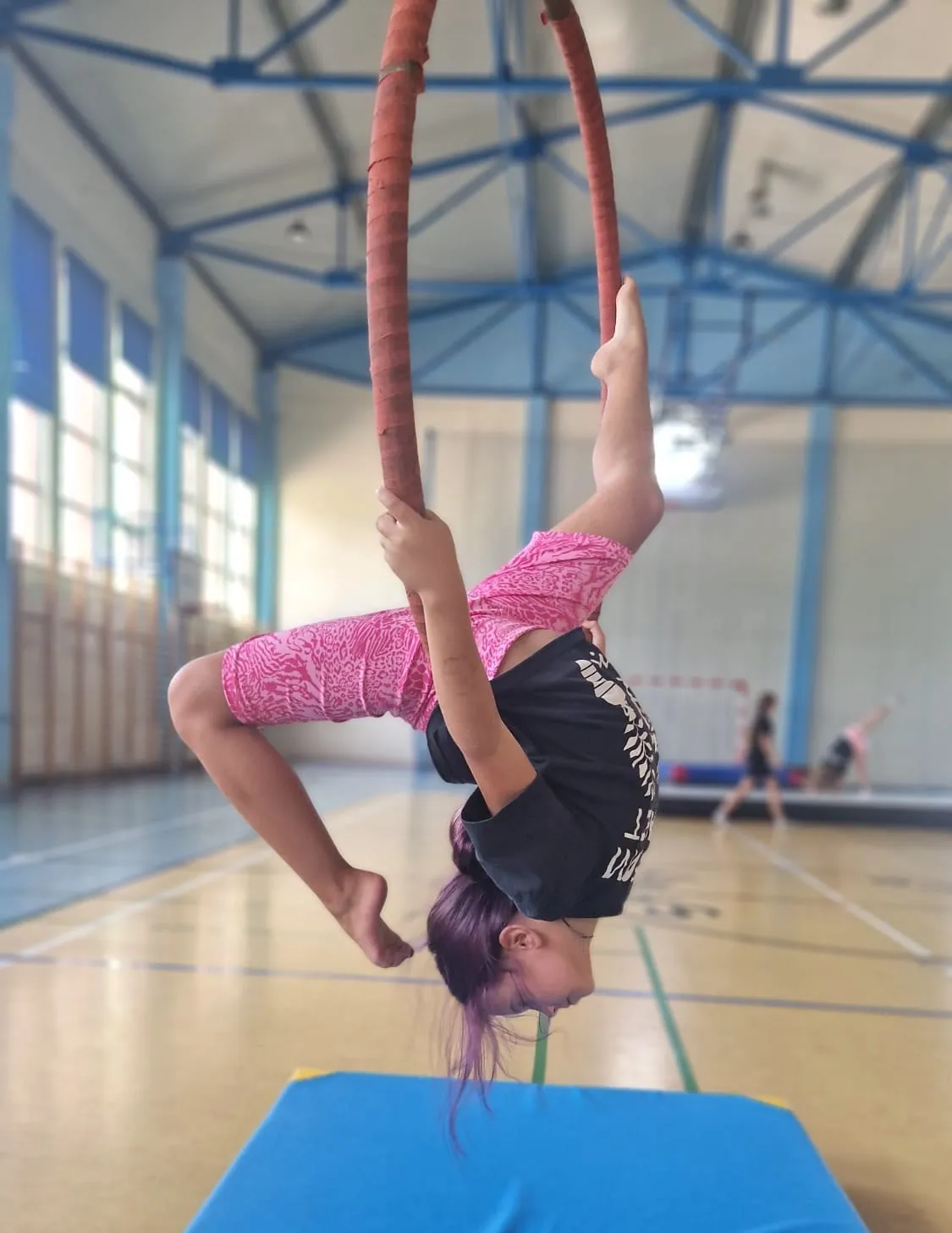 Młodzież na treningu aerial hoop