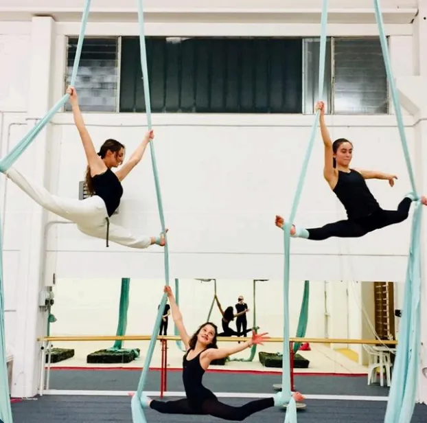 Dzieci w parku linowym